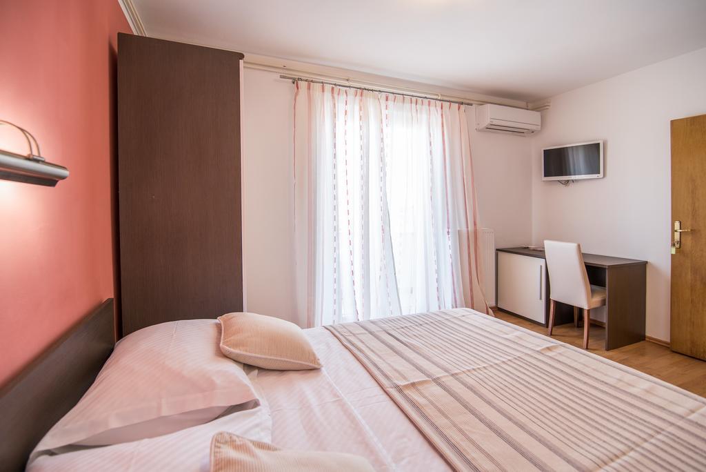 B&B Villa Ana Krk Town Bagian luar foto